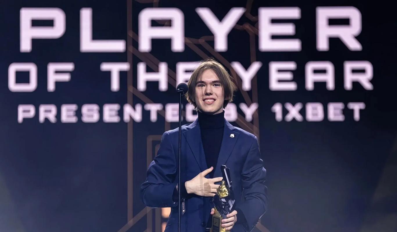 RNG十周年庆典返图：18年五人同框 姿态笑嘻了