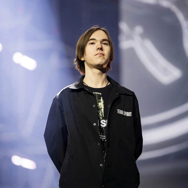 LEC媒体人Wooloo今日也发推爆料：2023年英雄联盟全球总决赛将在韩国举行，伦敦将举办2023年季中冠军赛。